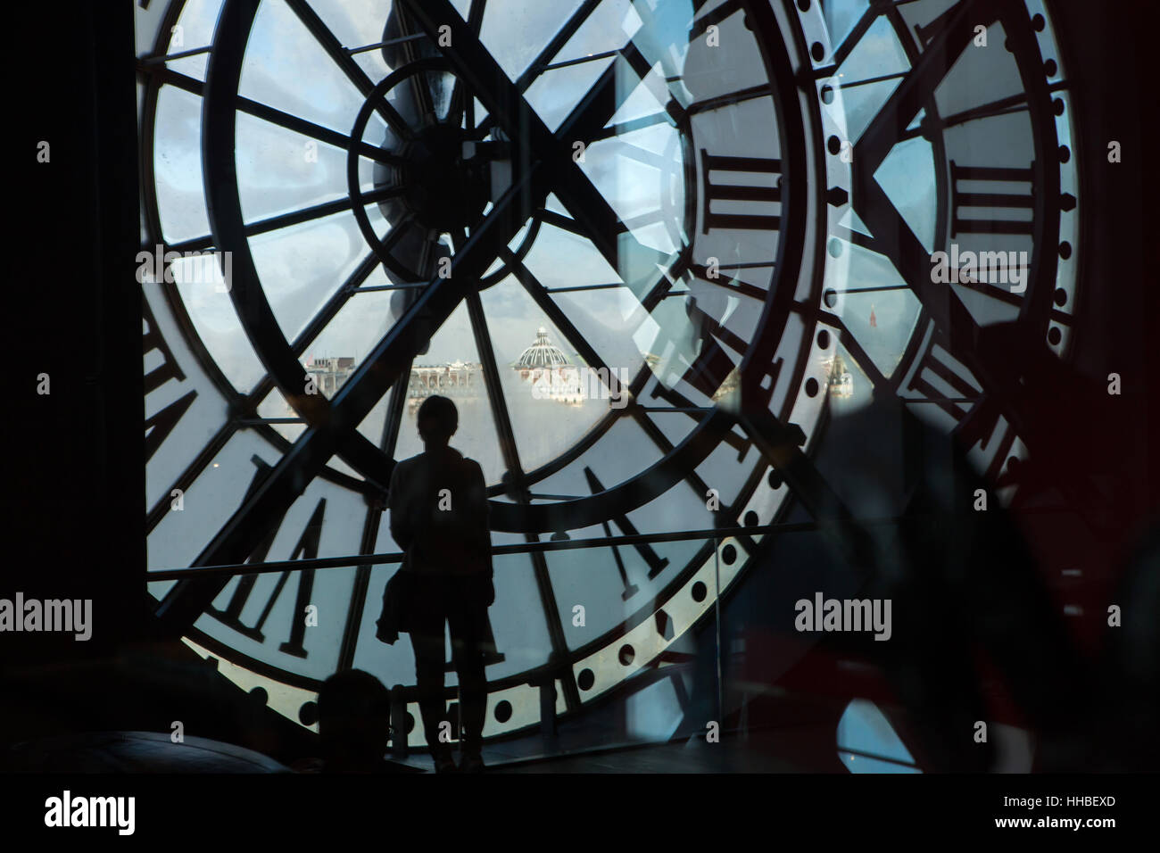 Besucher sieht, Gedanken, die das große Glas Uhr im Musée d ' Orsay in Paris, Frankreich. Foto von Vova Pomortzeff Stockfoto