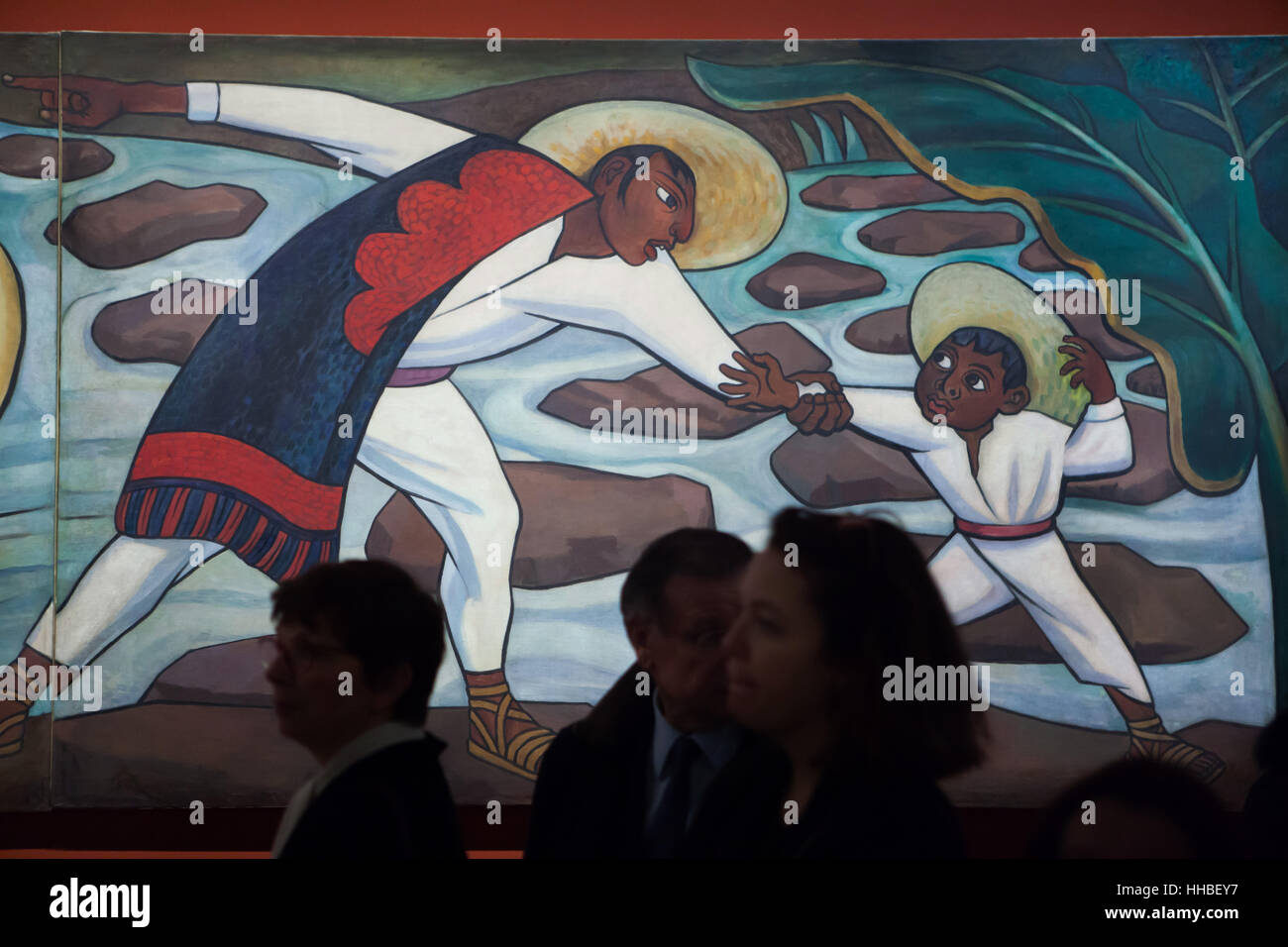 Besucher vor den Schmerzen der Juchitan Fluss (1953-1955) von mexikanischen  Maler Diego Rivera in der Ausstellung angezeigt gewidmet mexikanische Kunst  von 1900 bis 1950 im Grand Palais in Paris, Frankreich. Das großformatige