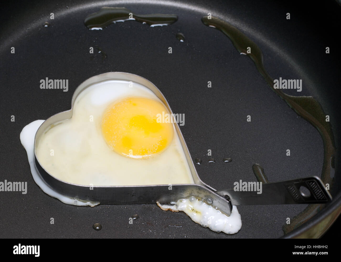 Spiegelei auf Pfanne in Eisen Form Herz Stockfotografie - Alamy
