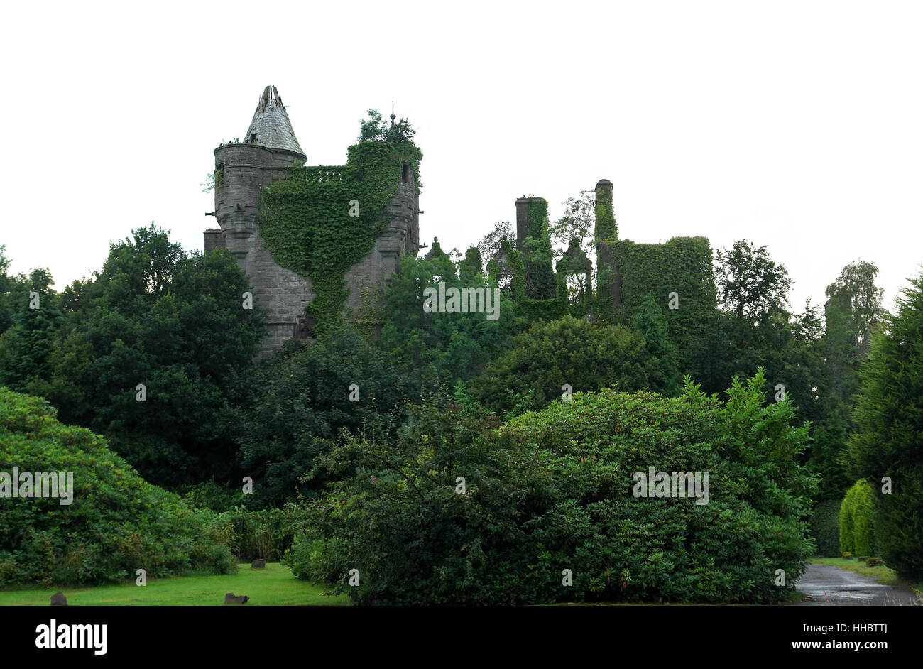 überwucherte Ruine in Schottland in der Nähe von Drymen im Sommer Stockfoto