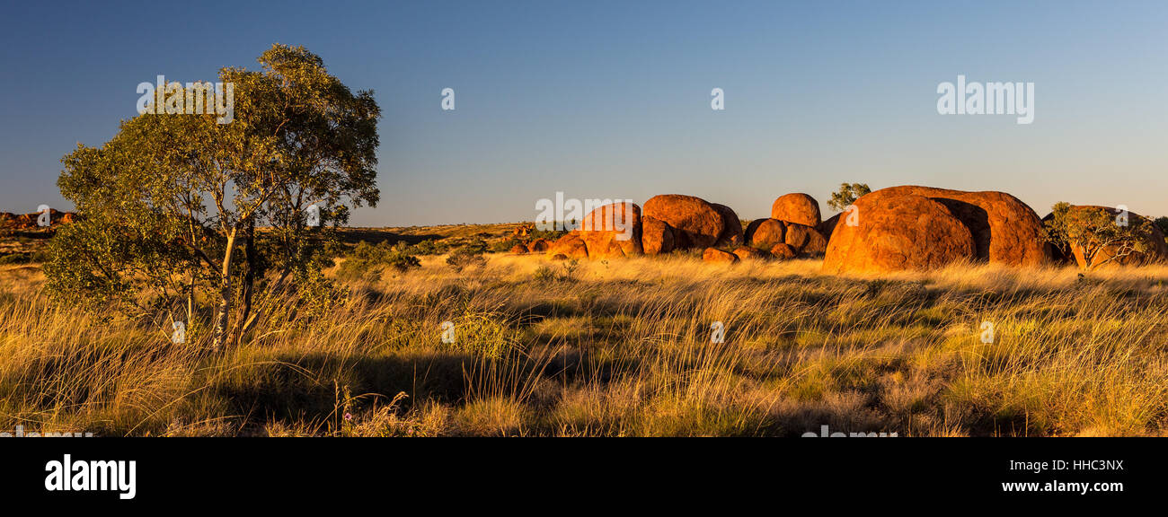 Morgendämmerung in die Devils marbles Stockfoto