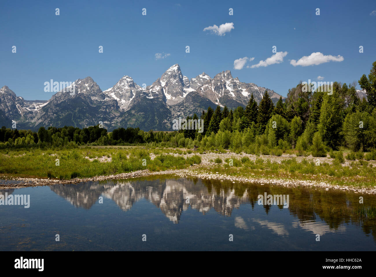 WYOMING - die Teton reflektiert in den Biber Teichen auf dem Snake River am Schwabacher Landung im Grand Teton National Park. Stockfoto