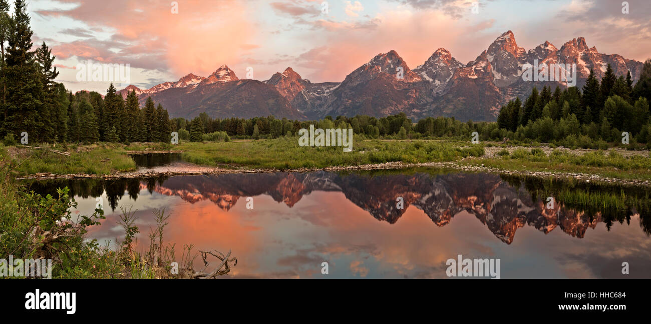 WYOMING - Panoramabild auf die Teton reflektiert in einem Biber Teich am Snake River bei Sonnenaufgang im Grand Teton National Park. Stockfoto