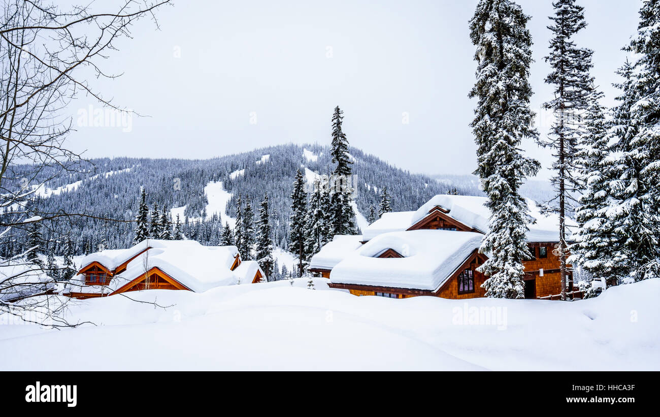 Winterlandschaft mit Schnee bedeckten Dächer im alpinen Dorf Sun Peaks in der Shuswap Hochland des zentralen British Columbia, Kanada Stockfoto