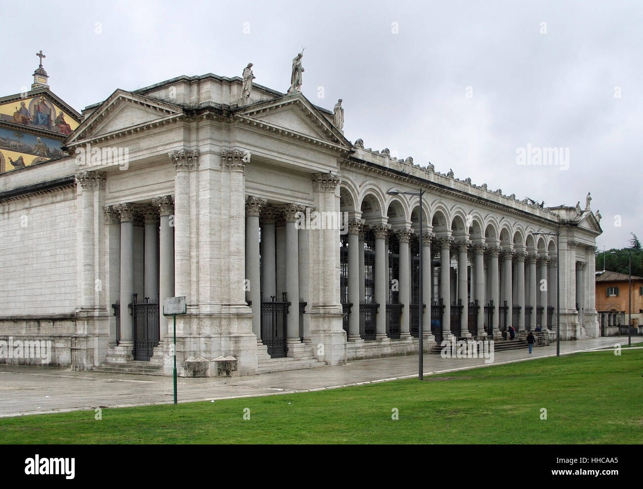 Winkel gedreht Detail einer Basilika in Rom benannt "Basilika Sankt Paul vor den Mauern" in trübe Atmosphäre Stockfoto