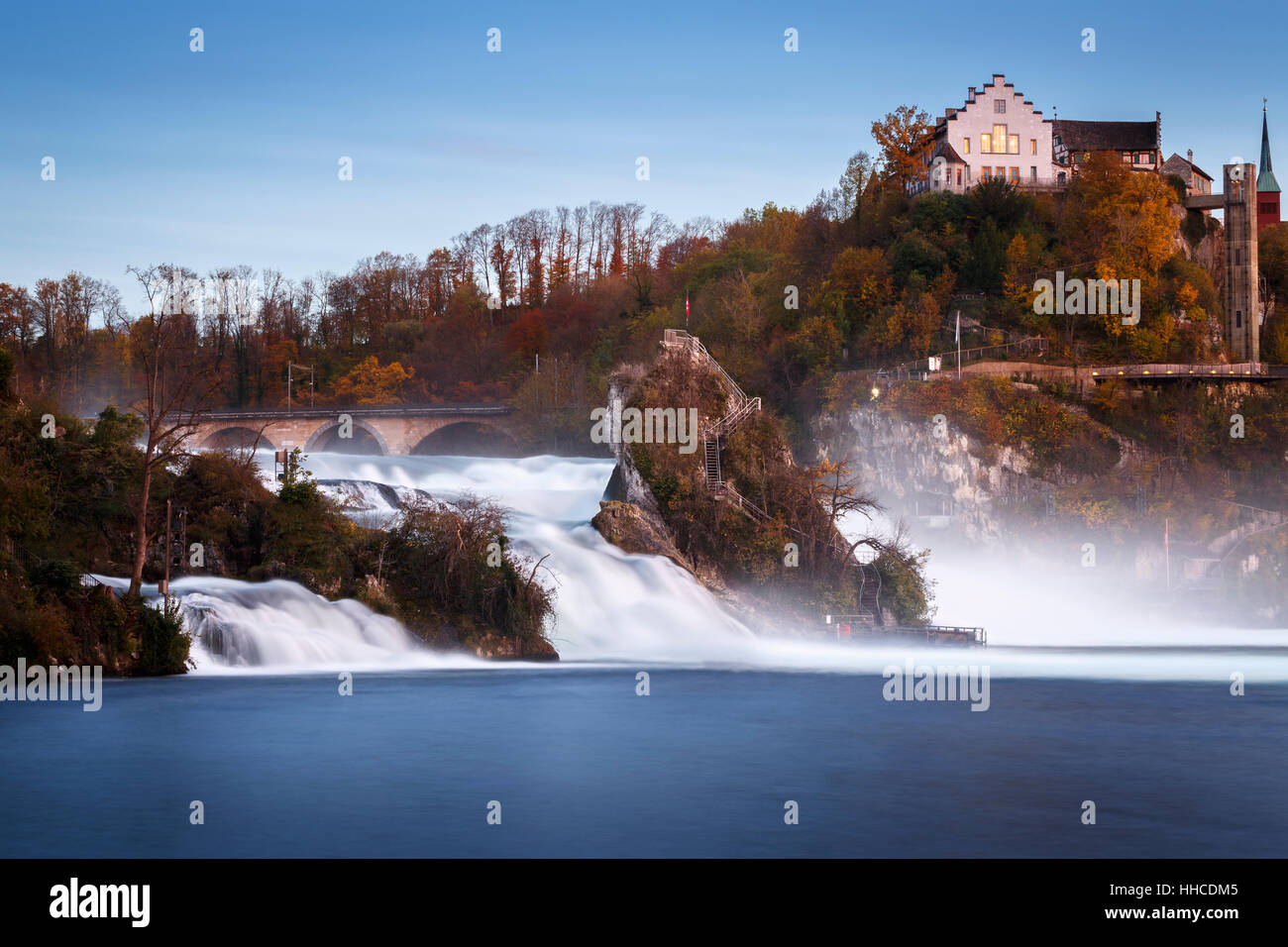 Rheinfall und Schloss Laufen Schloss in der Abenddämmerung, Schaffhausen, Schweiz. Stockfoto