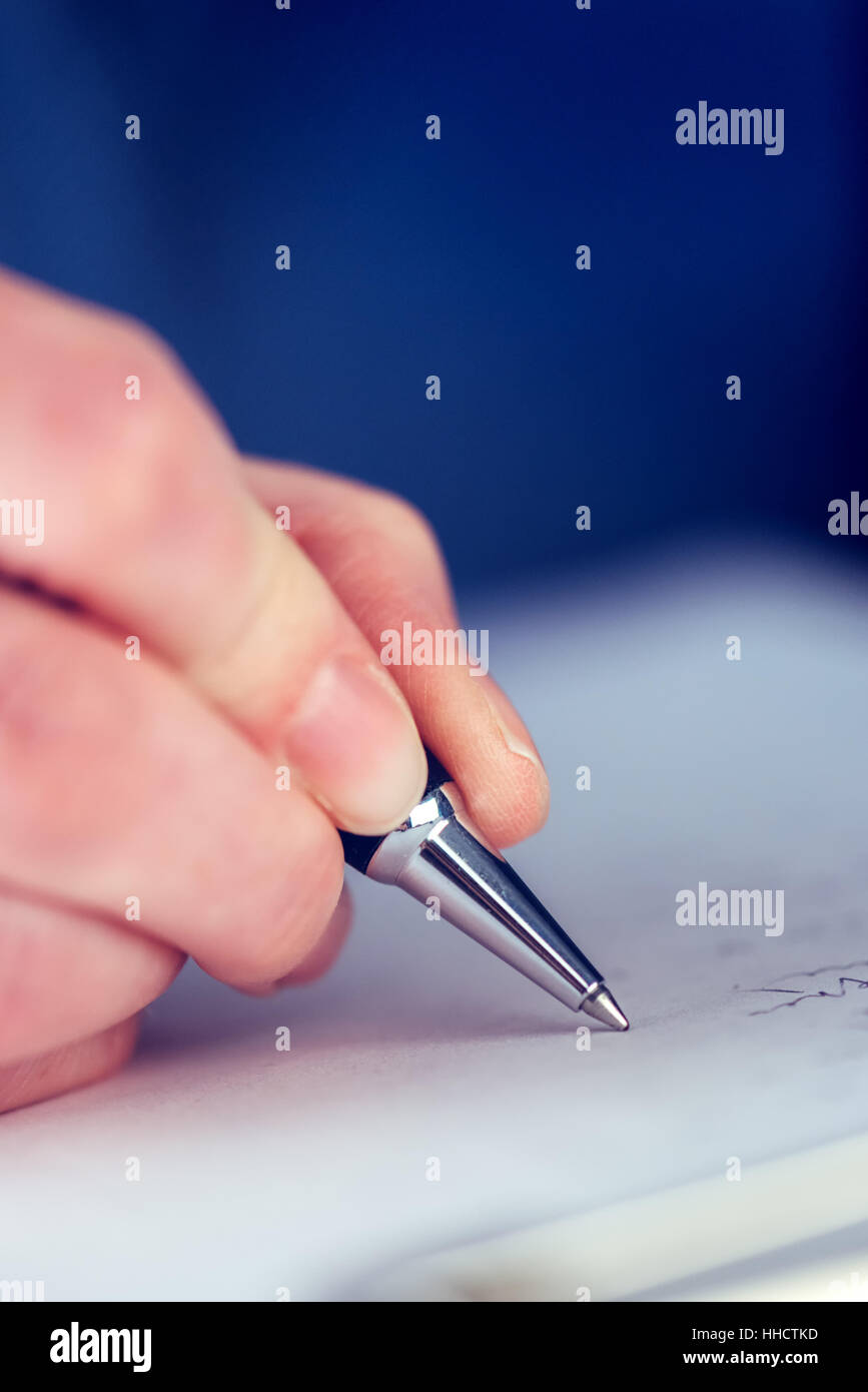 Geschäftsfrau Business Vertrag unterzeichnen, Nahaufnahme von weiblicher Hand mit Bleistift schreiben Signatur Stockfoto