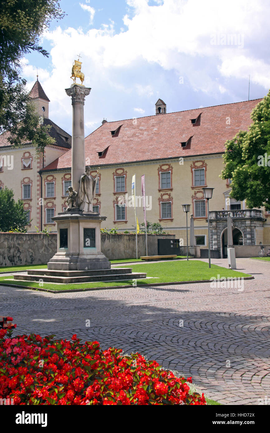 Sudtirol Statue Italien Denkmal Sudtirol Bischof Stadt Statue Italien Stockfotografie Alamy