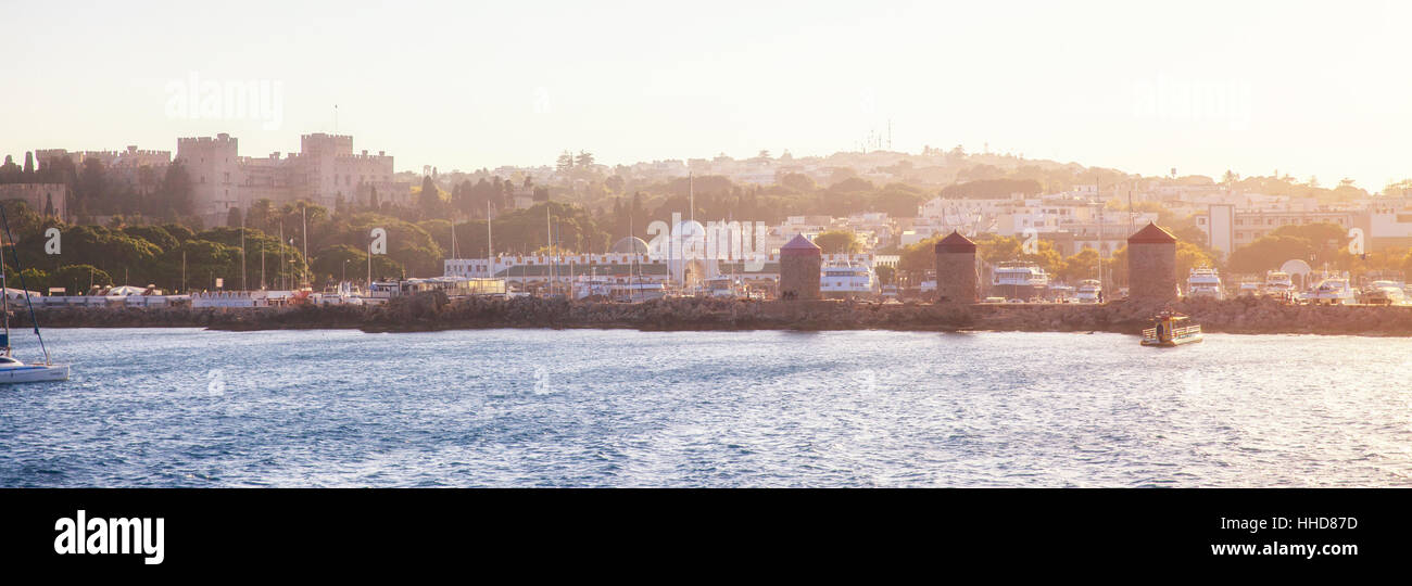 Die Yacht auf dem Hintergrund der Mühlen im mediterranen Hafen Mandraki. Insel Rhodos. Griechenland Stockfoto