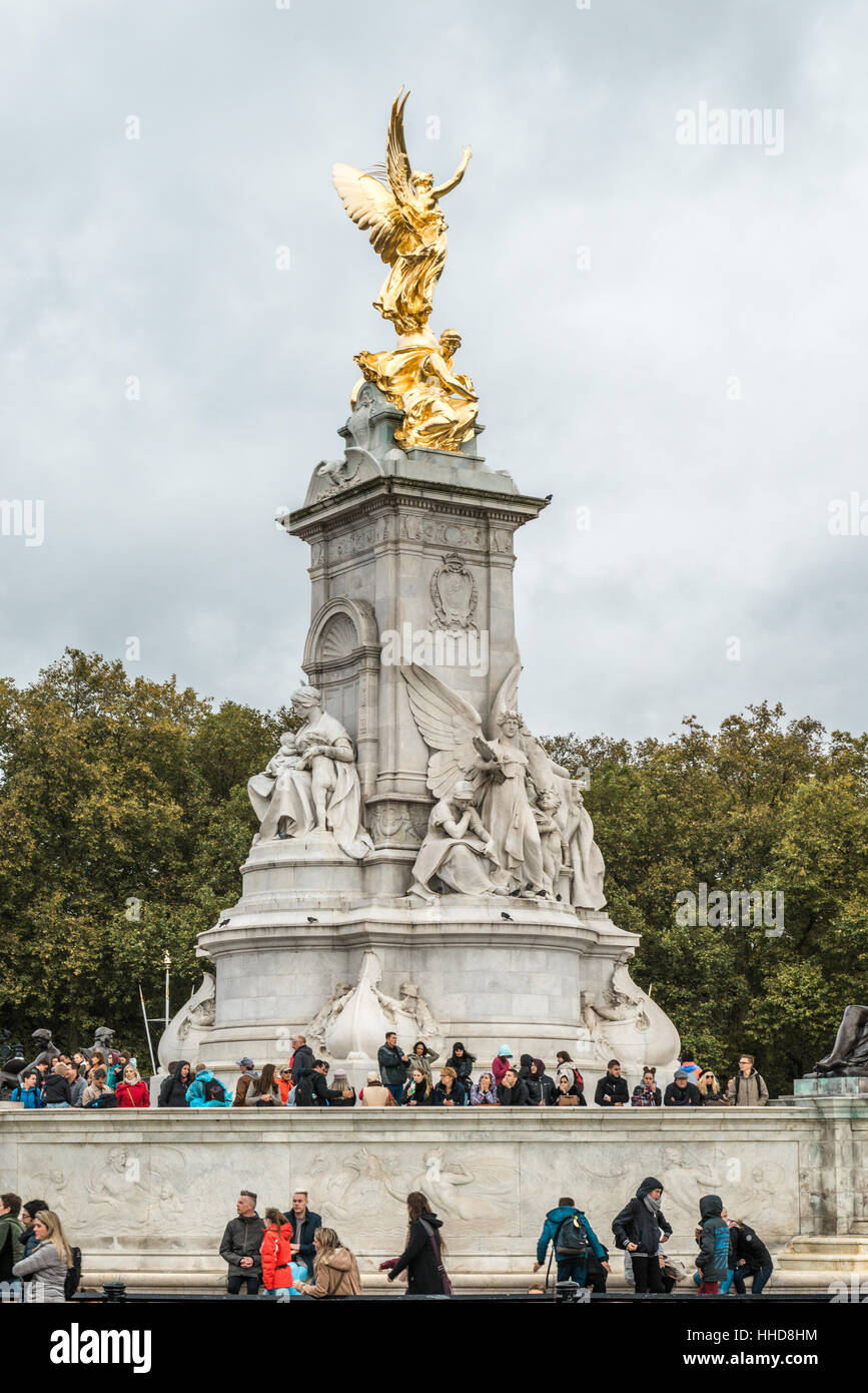 London, Vereinigtes Königreich - 17. Oktober 2016: Menschen sind Gethering in der Nähe von Victoria Memorial in London, Vereinigtes Königreich vor Wachablösung in der Nähe von Buckingham Palace Stockfoto