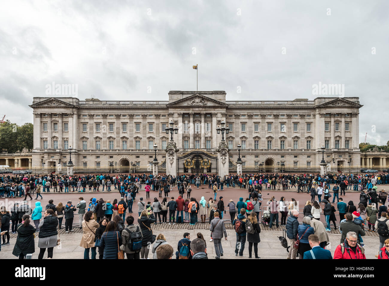 London, Vereinigtes Königreich - 17. Oktober 2016: Menschen sind Gethering in der Nähe von Buckingham Palace in London, Vereinigtes Königreich vor Wachablösung. Stockfoto