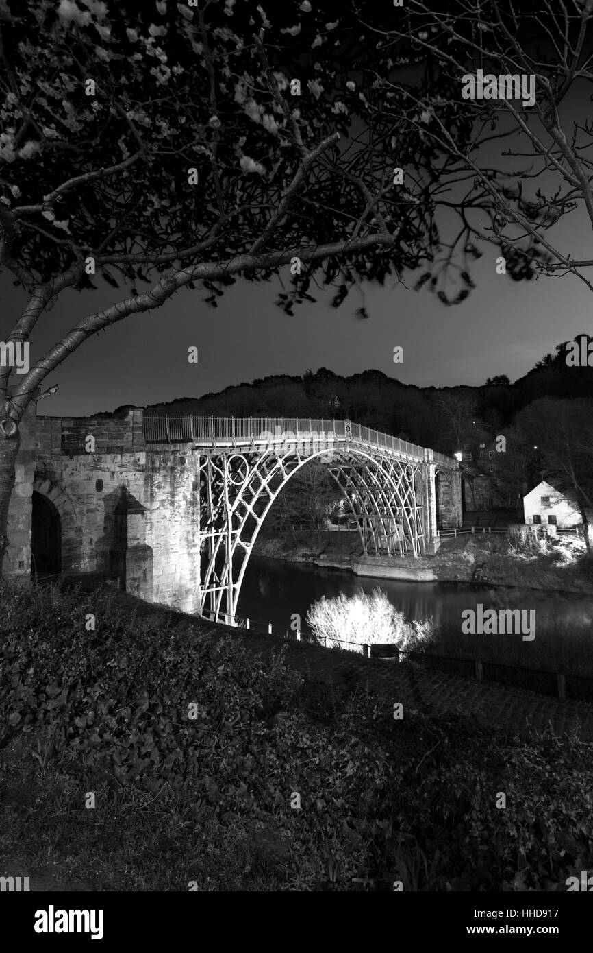 Die erste Besetzung Eisen Brücke in der Welt, Überquerung des Flusses Severn, Coalbrookdale, Ironbridge Stadt, Grafschaft Shropshire, England Stockfoto