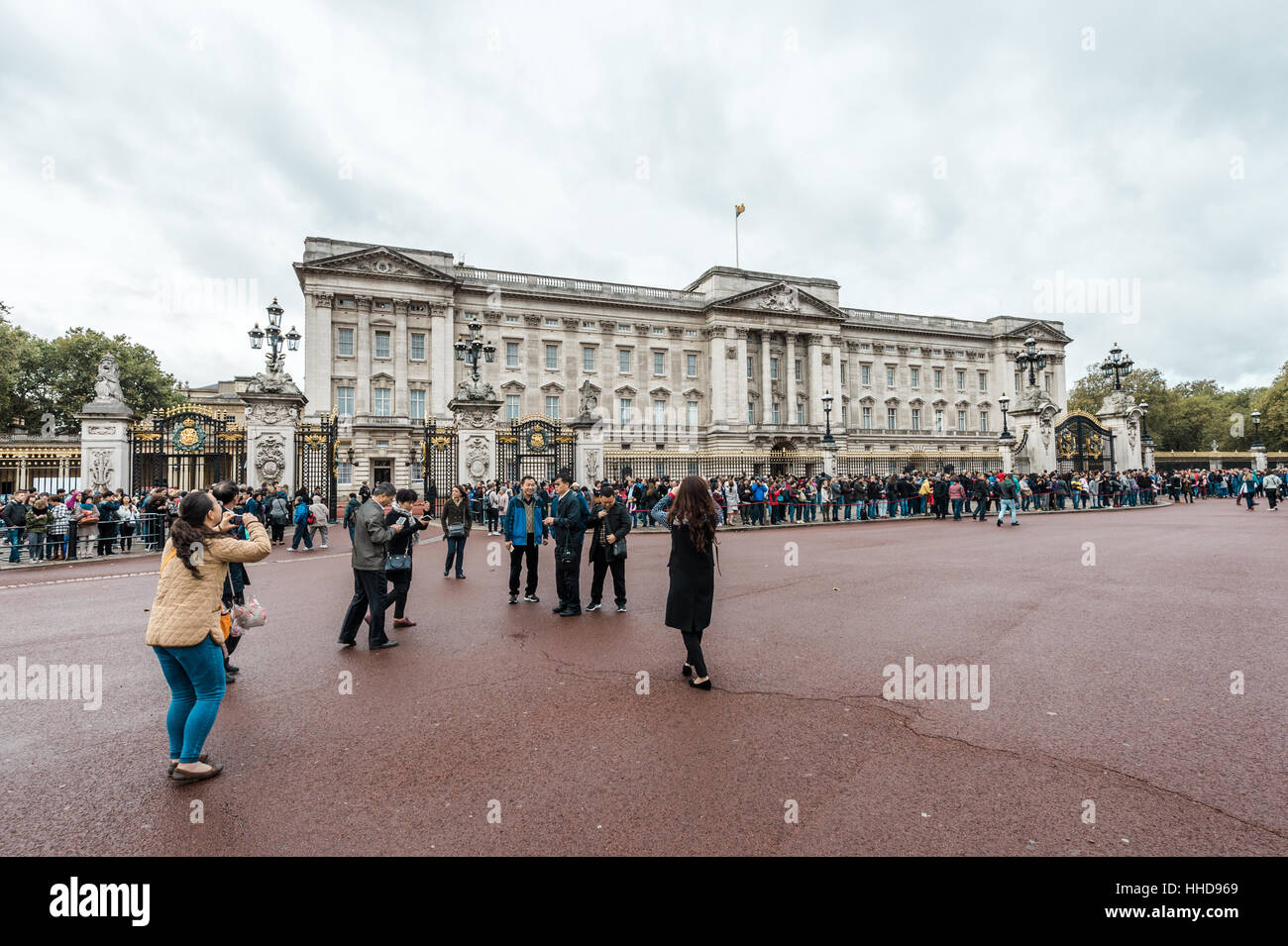 London, Vereinigtes Königreich - 17. Oktober 2016: Menschen sind Gethering in der Nähe von Buckingham Palace in London, Vereinigtes Königreich vor Wachablösung. Stockfoto