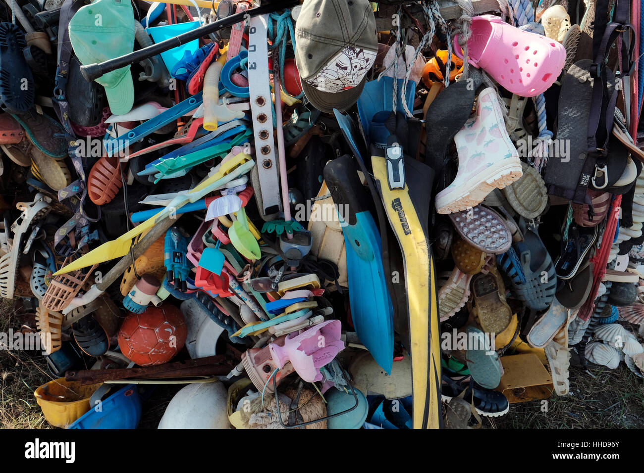 Künstlicher Kunststoff Strand Schmutz gesammelt von der Küste entfernt. Stockfoto