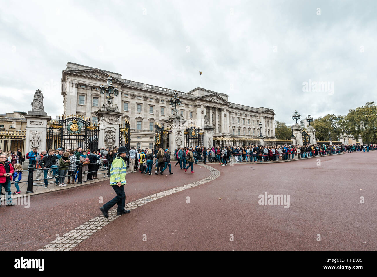 London, Vereinigtes Königreich - 17. Oktober 2016: Menschen sind Gethering in der Nähe von Buckingham Palace in London, Vereinigtes Königreich vor Wachablösung. Stockfoto