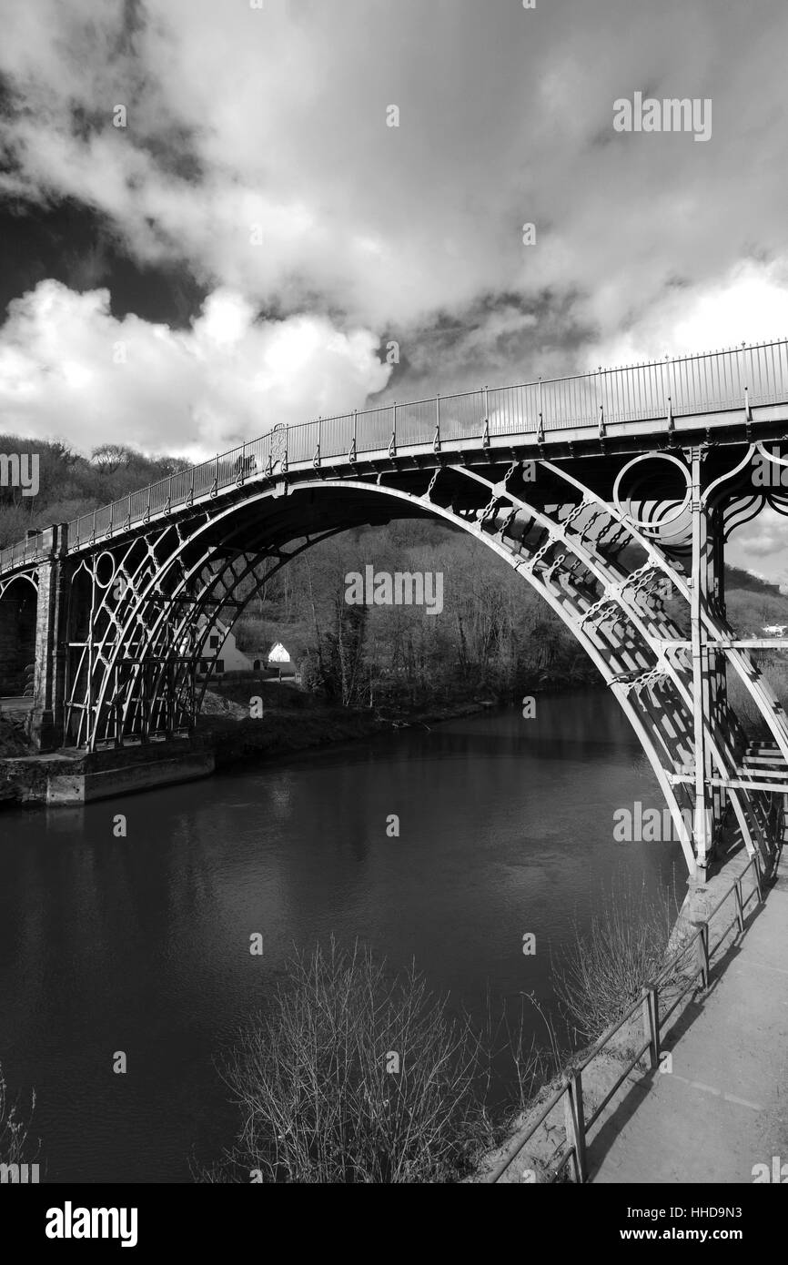 Die erste Besetzung Eisen Brücke in der Welt, Überquerung des Flusses Severn, Coalbrookdale, Ironbridge Stadt, Grafschaft Shropshire, England Stockfoto