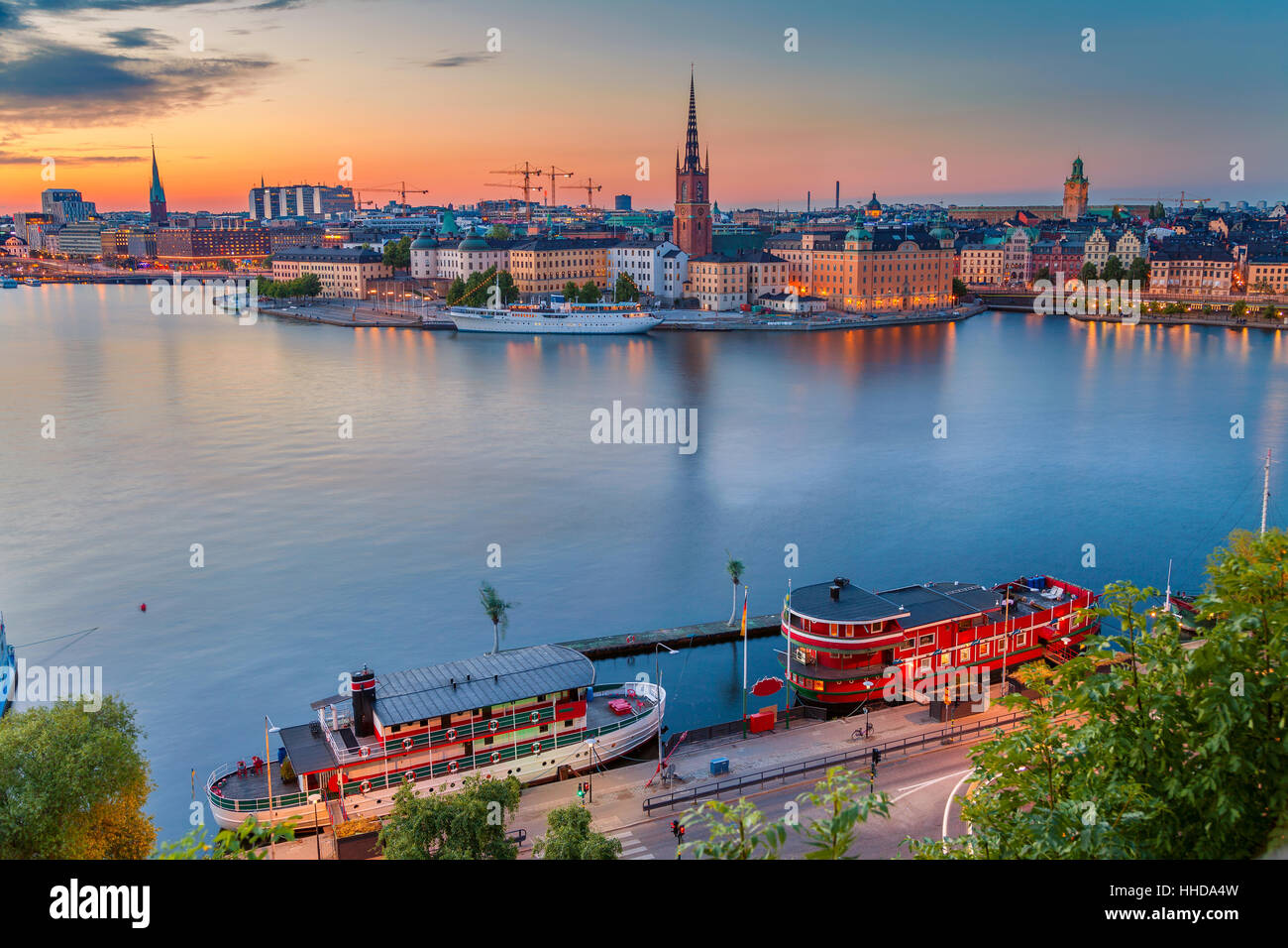 Stockholm. Stadtbild Bild von Stockholm während der blauen Dämmerstunde. Stockfoto