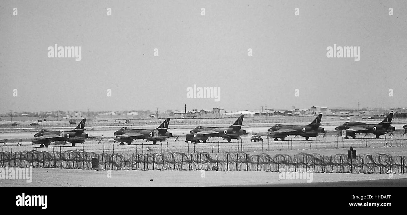 Hawker Hunters auf der Flightline an RAF Khormaksar, Aden Stockfoto