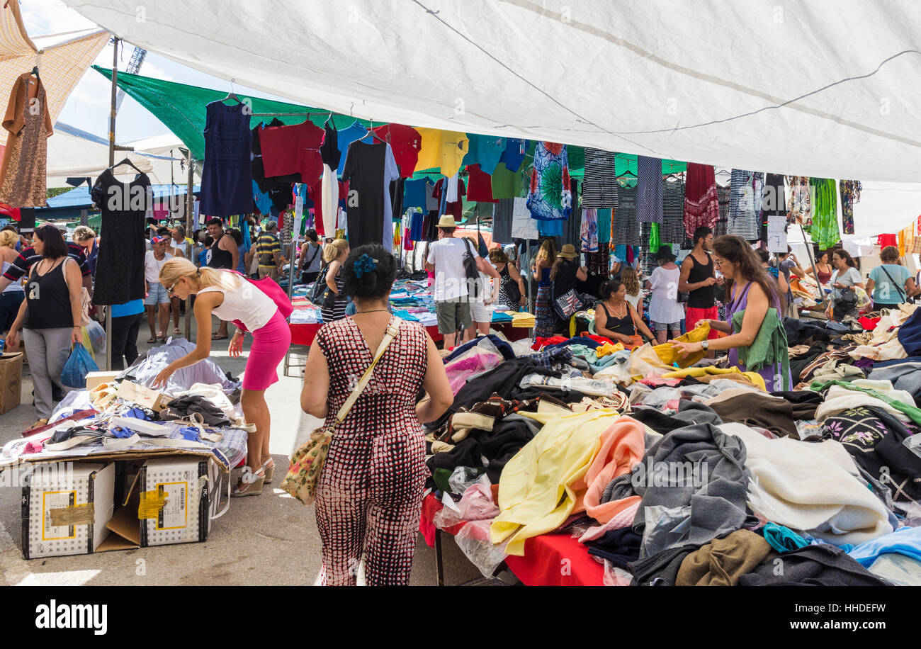 Kleidung Ständen in Chanias Samstag Wochenmarkt, Chania, Kreta, Griechenland Stockfoto