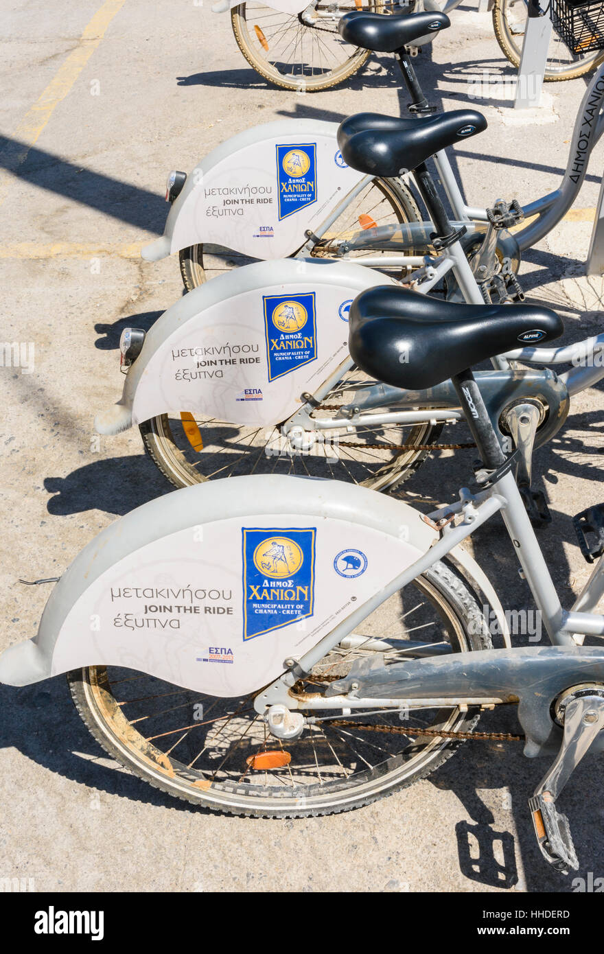 Detail der Fahrräder im Fahrradträger von der kommunalen Bike-sharing-System in Chania, Kreta, Griechenland Stockfoto