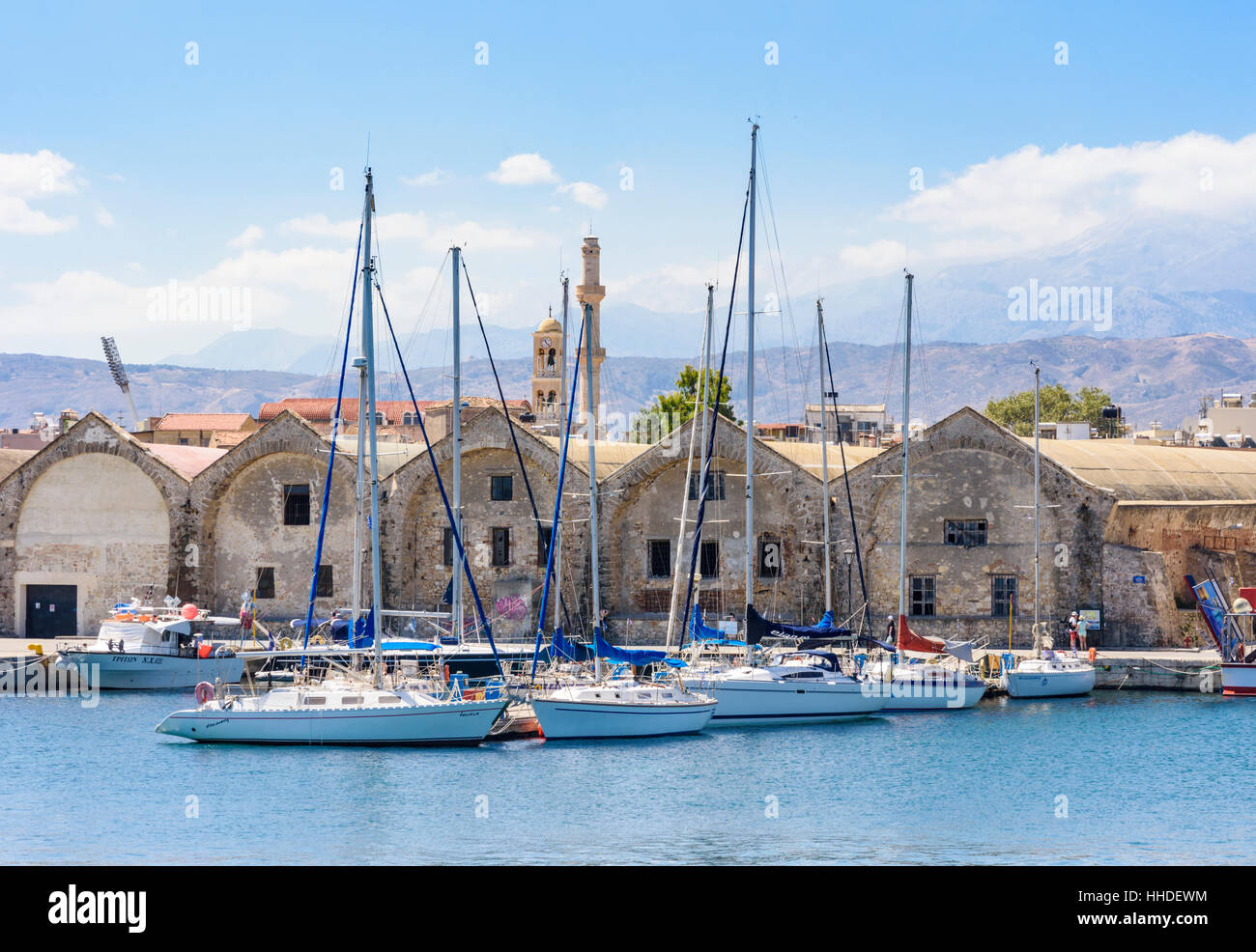 Yachten vor Anker in der Nähe von der venezianischen Neoria, Chania, Kreta, Griechenland Stockfoto