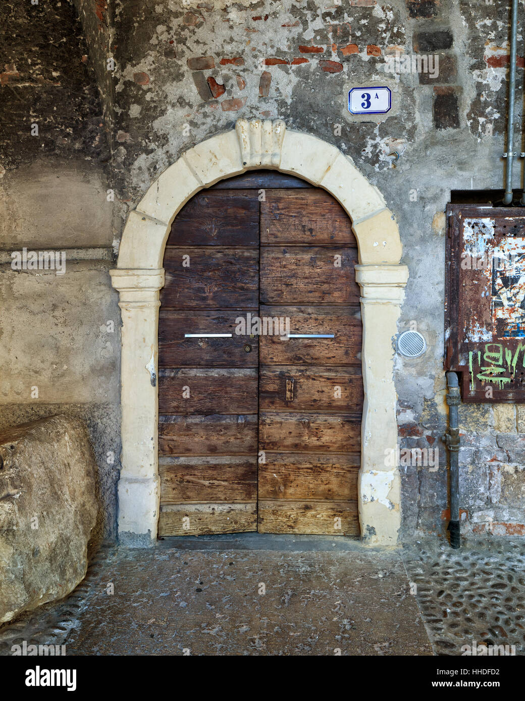 Traditionellen alten europäischen Fassade mit hierhin Tür Stockfoto Traditionellen alten europäischen Fassade mit hierhin Tür Stockfoto