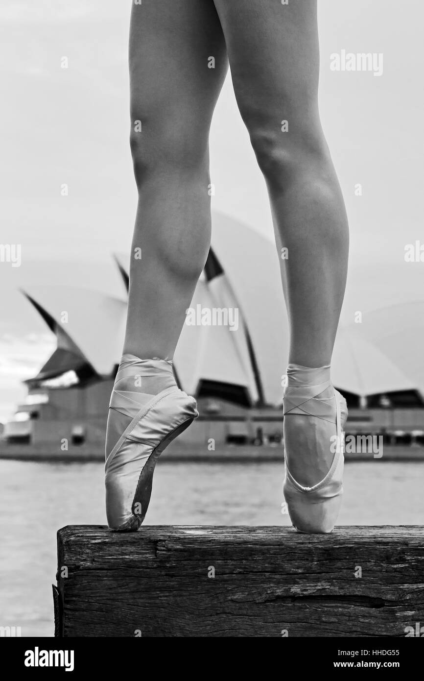 Strong passen Beine Ballett Tänzerin Ballerina balancieren auf hölzernen Stab am circular Quay Sydney Harbour. Stockfoto