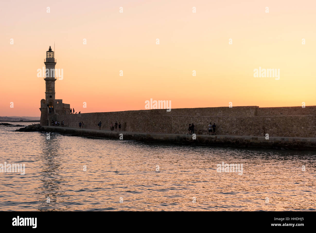 Sonnenuntergang über der Chania Leuchtturm am Eingang an der Wand der venezianischen Hafen von Chania, Kreta, Griechenland Stockfoto