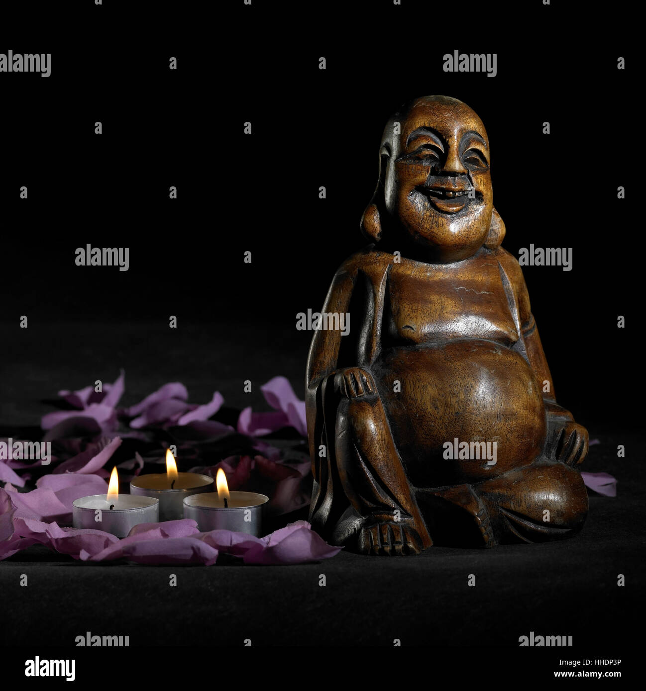 Buddha Skulptur in dunklen Rücken Stockfoto