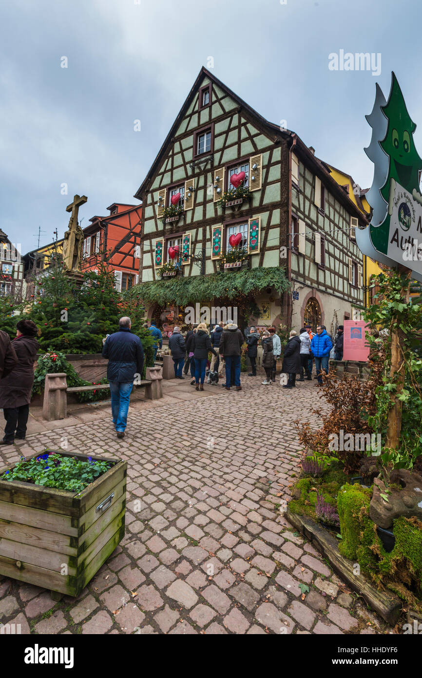 Ein typisches Haus in der mittelalterlichen Altstadt dekoriert mit Weihnachten Ornamente, Kaysersberg, Haut-Rhin, Elsass, Frankreich Stockfoto