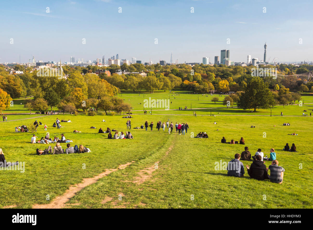 Skyline von London im Herbst gesehen von Primrose Hill, Chalk Farm, Borough of Camden, London, UK Stockfoto