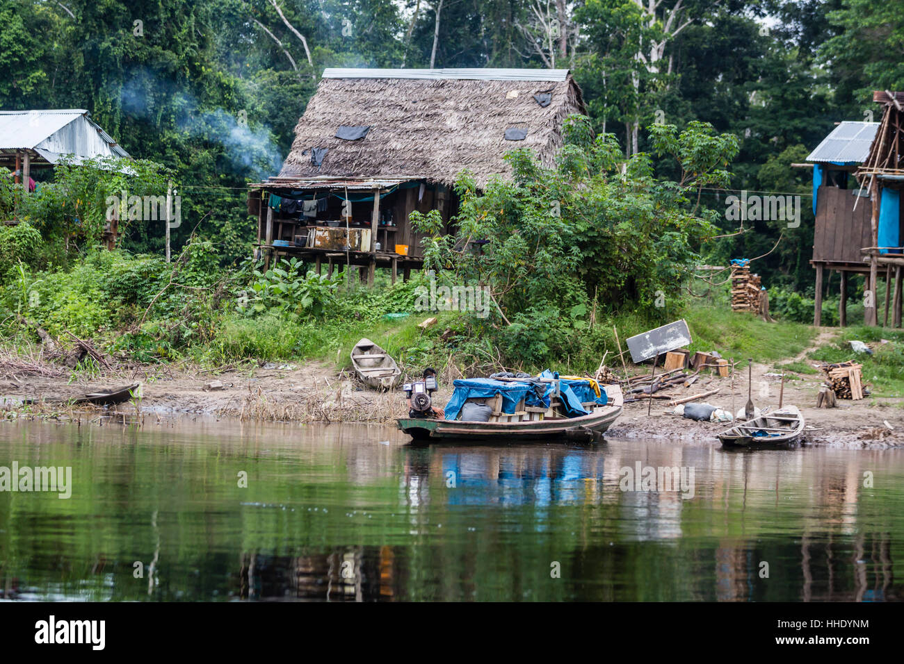 Kleines Dorf auf der El Dorado River, oberen Amazonasbecken, Loreto, Peru Stockfoto