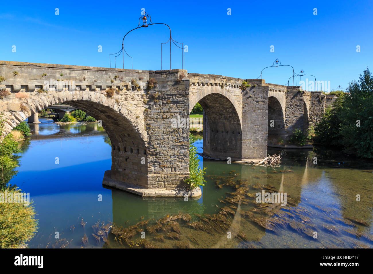 Im 14. Jahrhundert mittelalterliche Brücke Pont Vieux, über den Fluss Aude, Ville Basse, Carcassonne, Languedoc-Roussillon, Frankreich Stockfoto