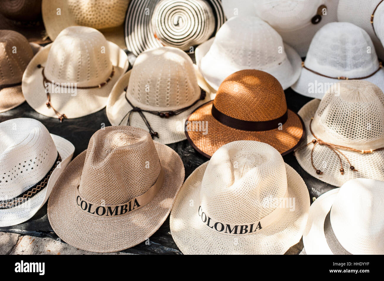 Traditionelle Panamahüte zum Verkauf auf einem Straßenmarkt in Cartagena, Kolumbien Stockfoto