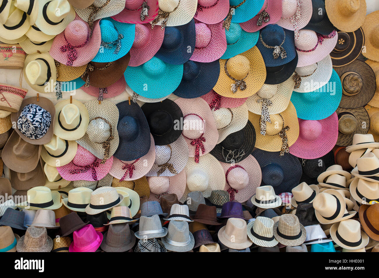 Traditionelle Panamahüte und Sombreros zum Verkauf auf einem Straßenmarkt in Cartagena, Kolumbien Stockfoto