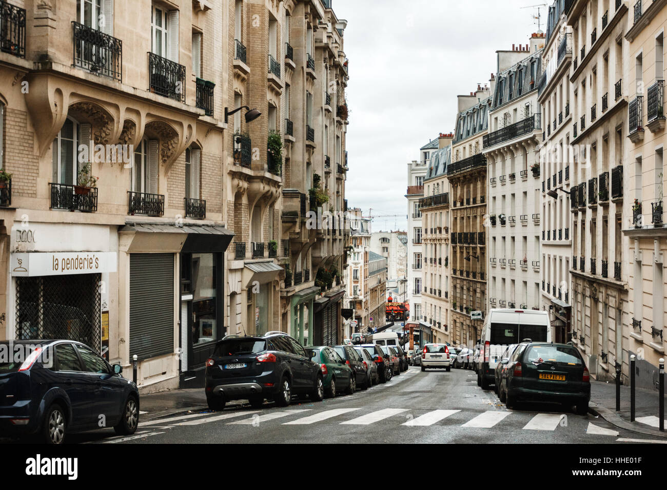Typisch Paris-Straße in der Nähe von Montmartre in Paris, Frankreich Stockfoto