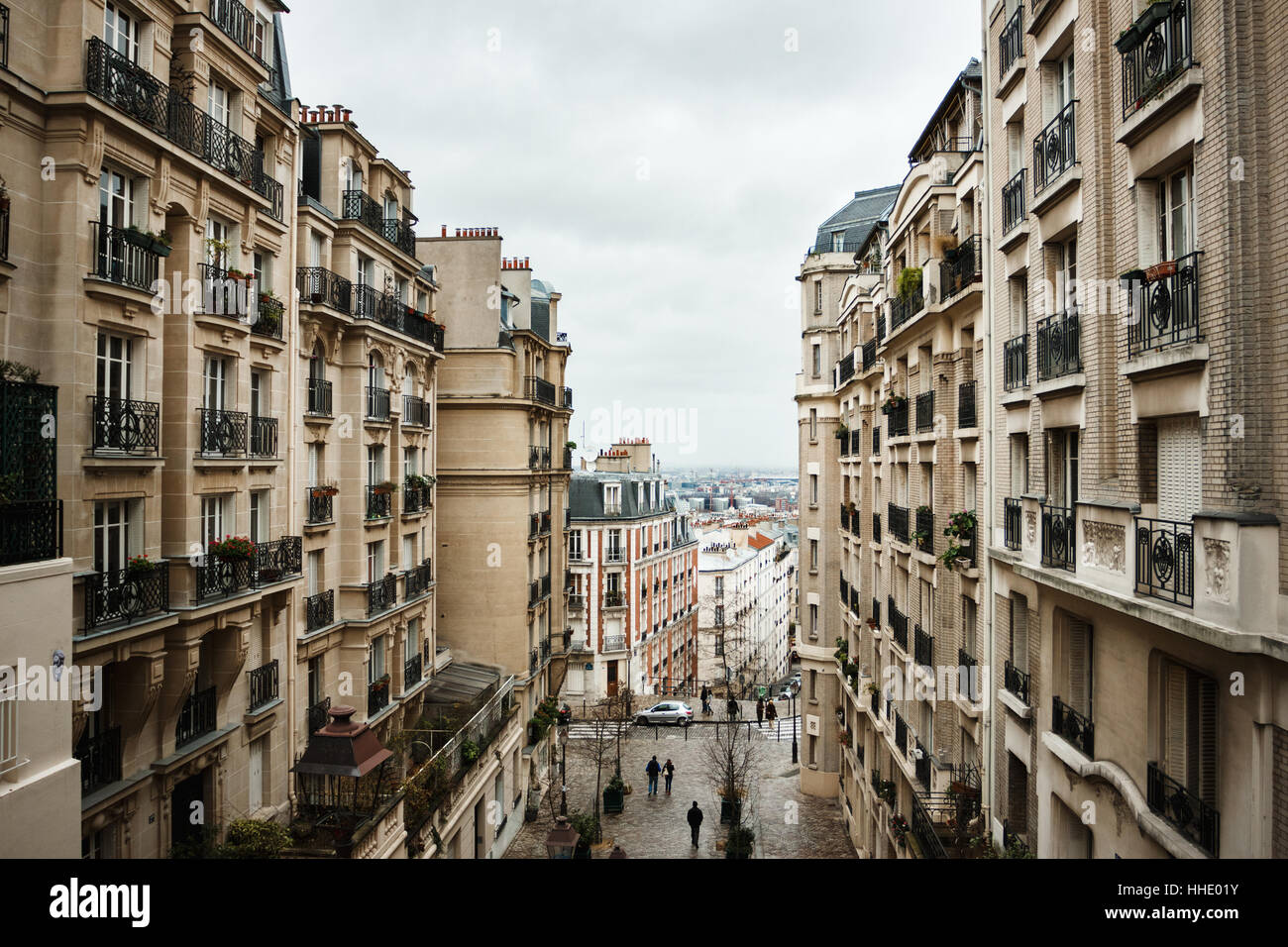 Typisch Paris-Straße in der Nähe von Montmartre in Paris, Frankreich Stockfoto