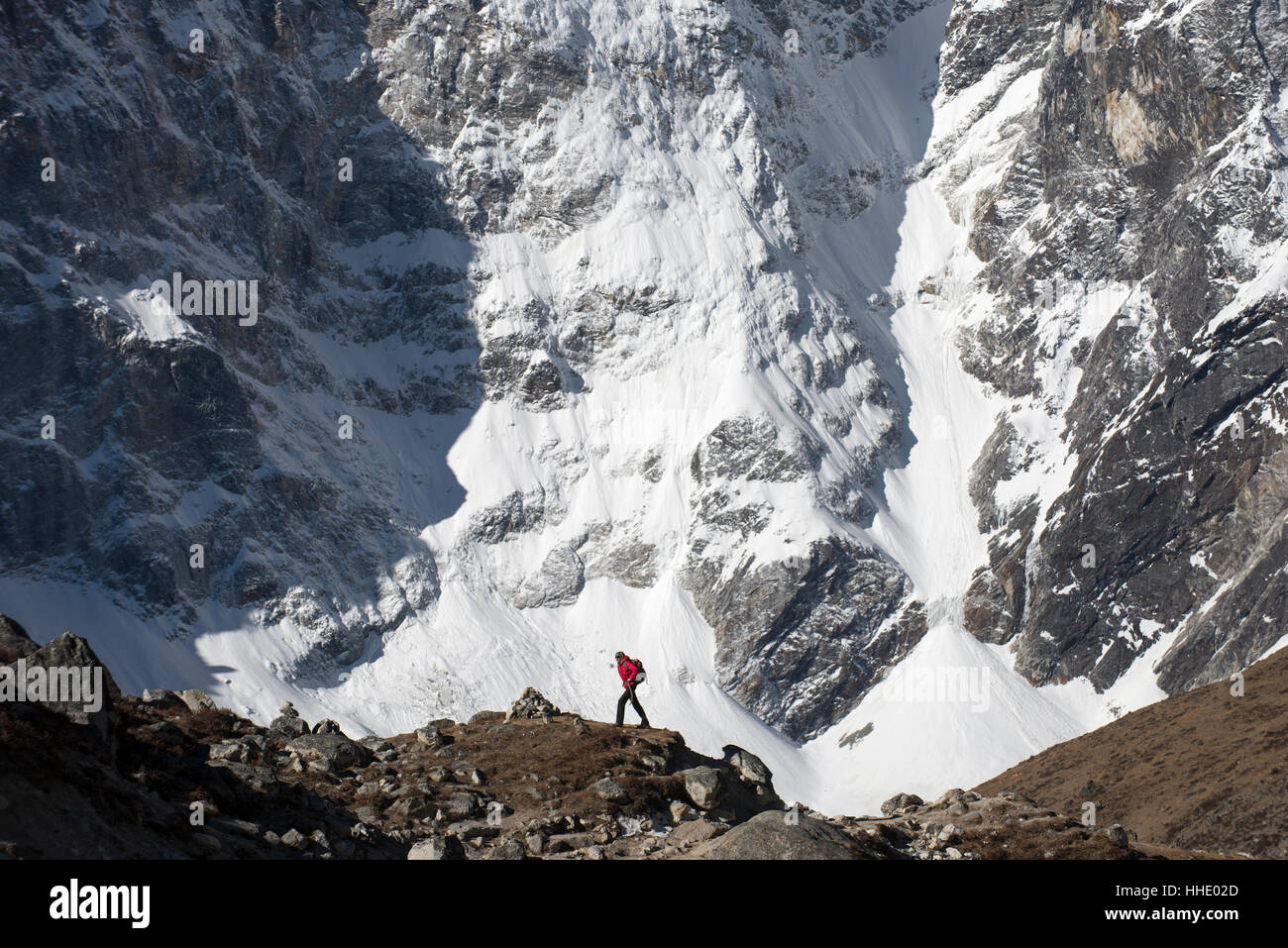 Ein Trekker in der Everest-Region auf dem Weg zum Everest Base Camp zu Fuß vor der Cholatse, Region Khumbu, Nepal Stockfoto