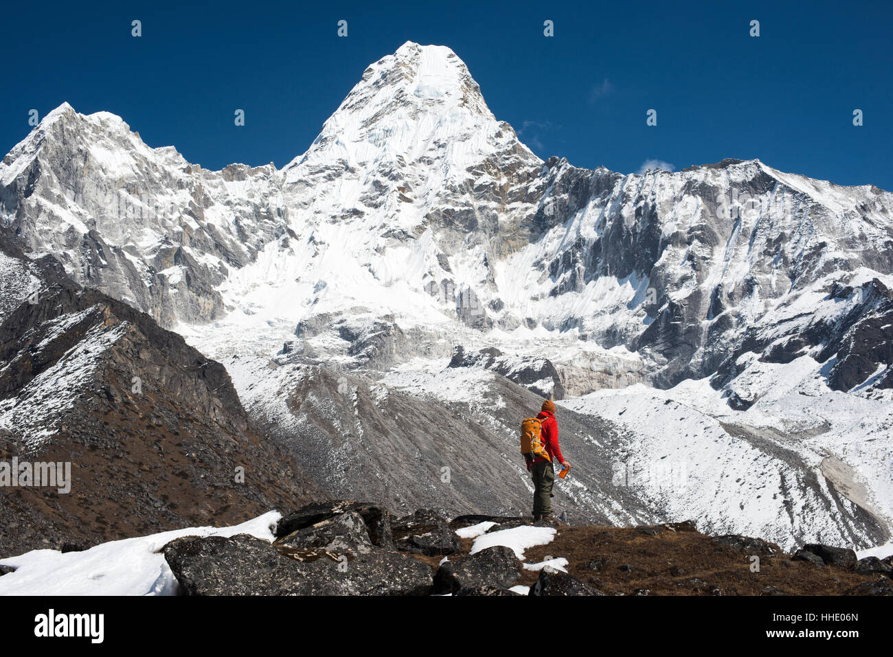 Ein Trekker stoppt, um die Aussicht auf Ama Dablam in der Everest Region Khumbu-Region, Nepal Stockfoto