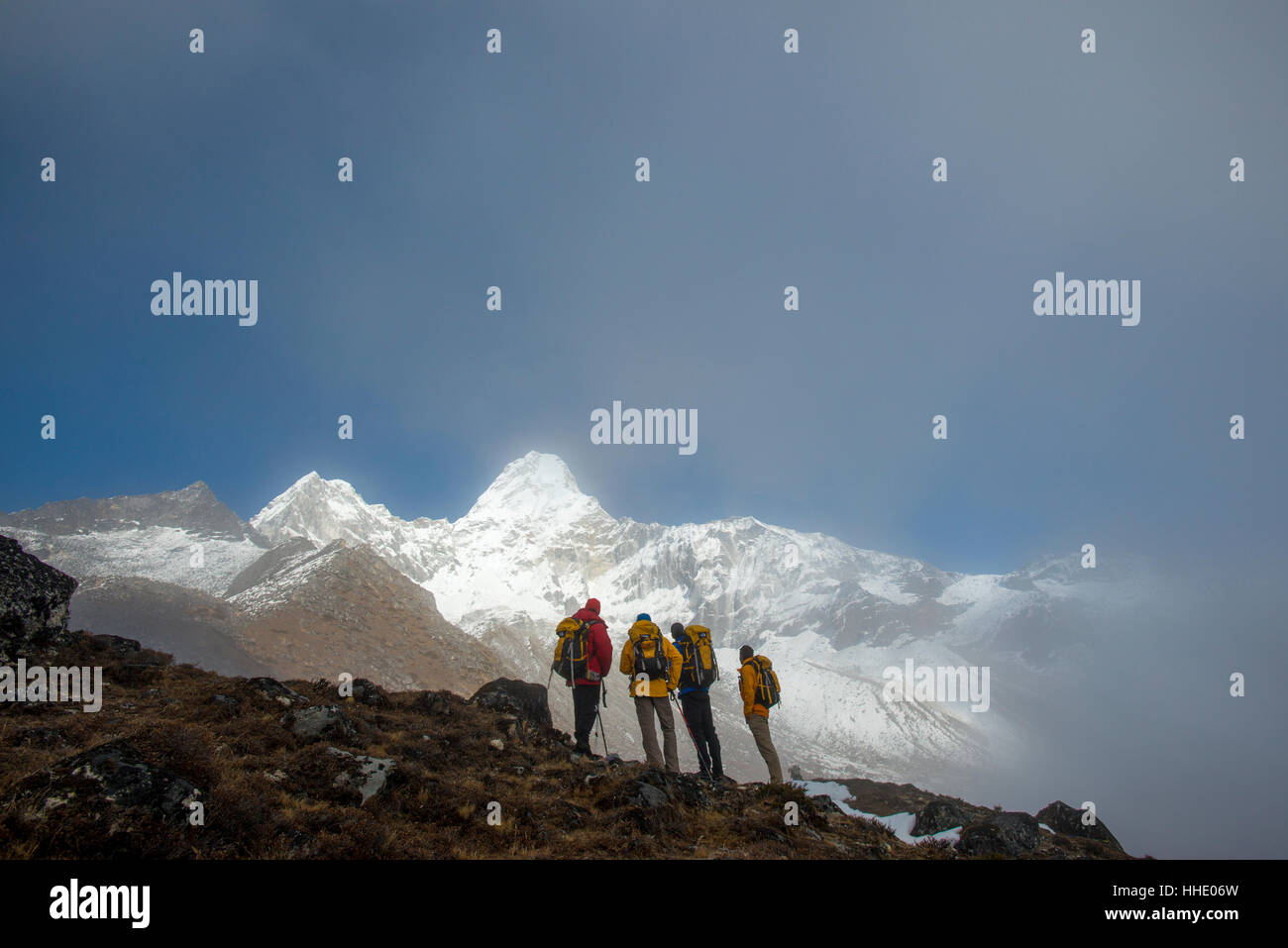 Ein Team von vier Bergsteiger finden ihren Weg zu Ama Dablam Basislager, 6856m Gipfel in der Ferne sehen, Khumbu-Region, Nepal Stockfoto