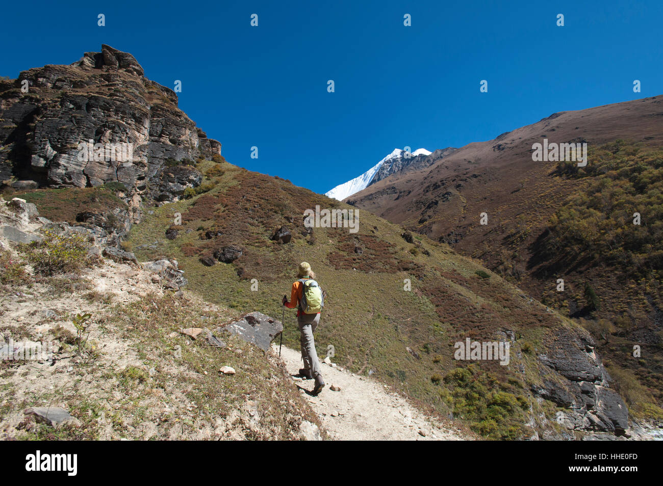 Wandern im Kagmara-Tal mit den ersten Eindruck des Lhashama in der Ferne Dolpa Region, Nepal Stockfoto