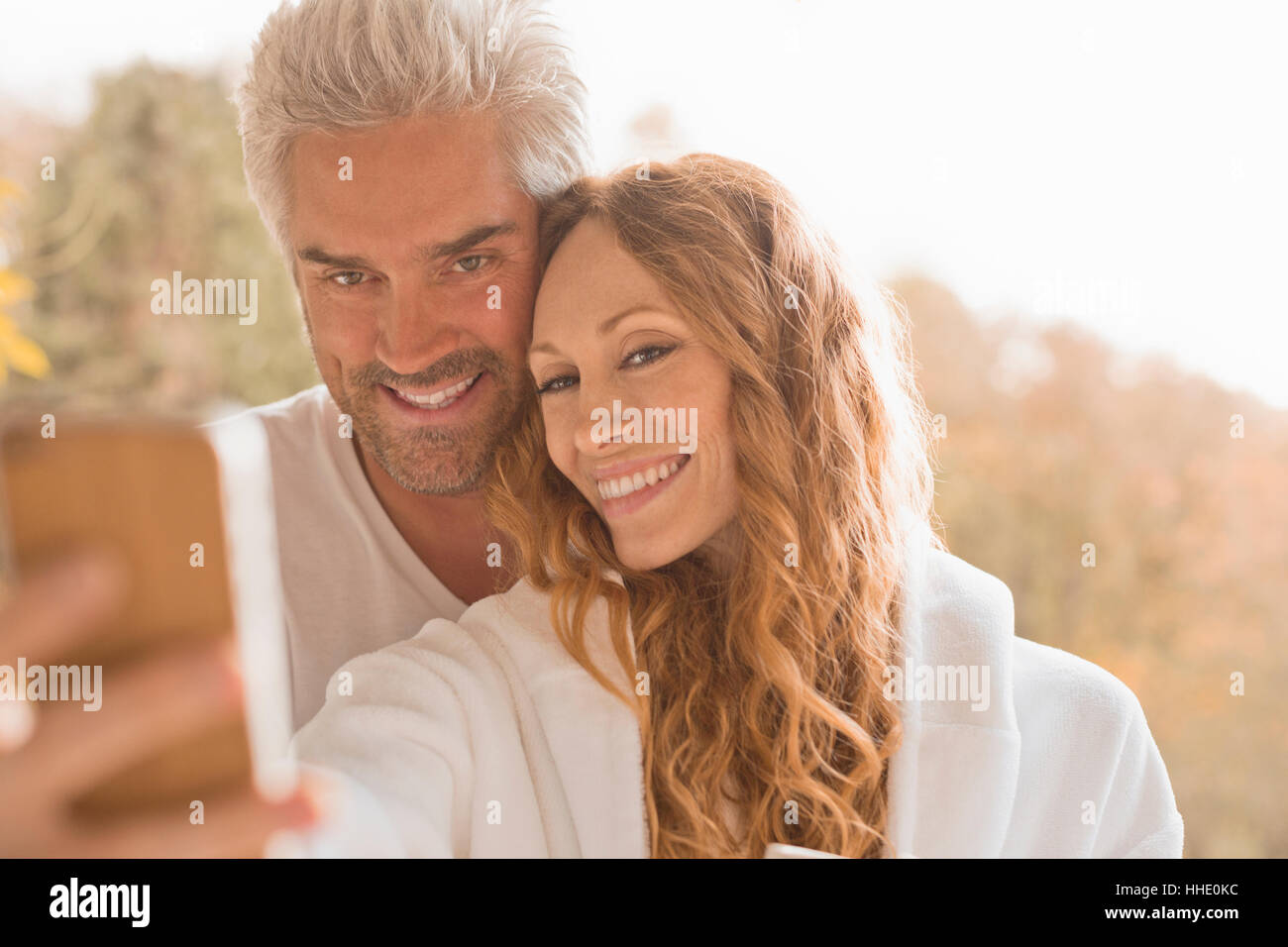 Liebevolle paar Lächeln nehmen Selfie mit Kamera-Handy im freien Stockfoto