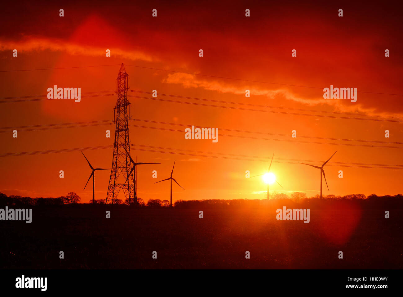 stromerzeugende Windmühlen in der Nähe von Bubwith bei Sonnenaufgang East Yorkshire Großbritannien Stockfoto