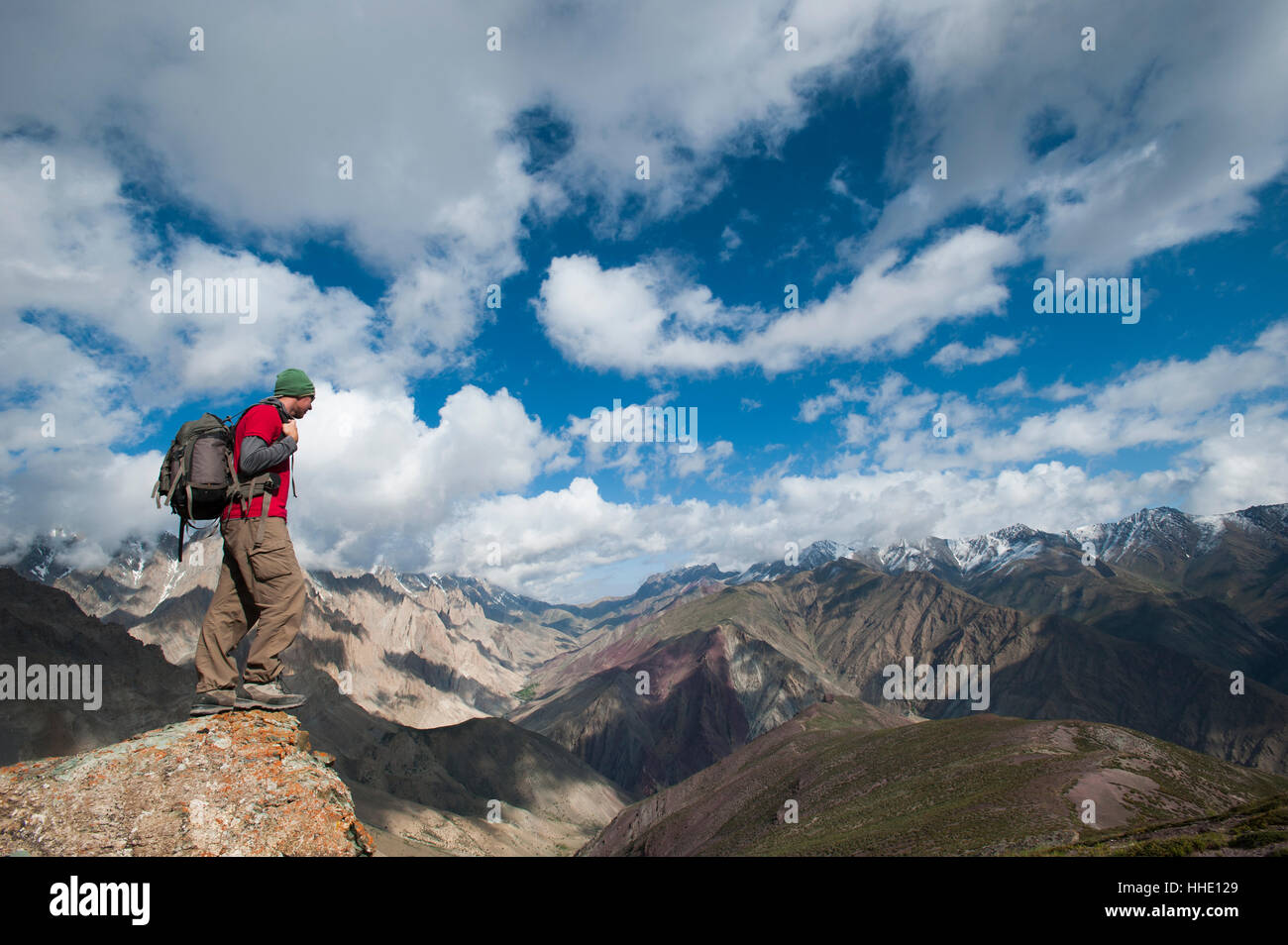 Bewundern Sie die spektakuläre Aussicht von Ladakh von der Spitze des La Dung Dung 4710m, Ladakh, Nordindien Stockfoto