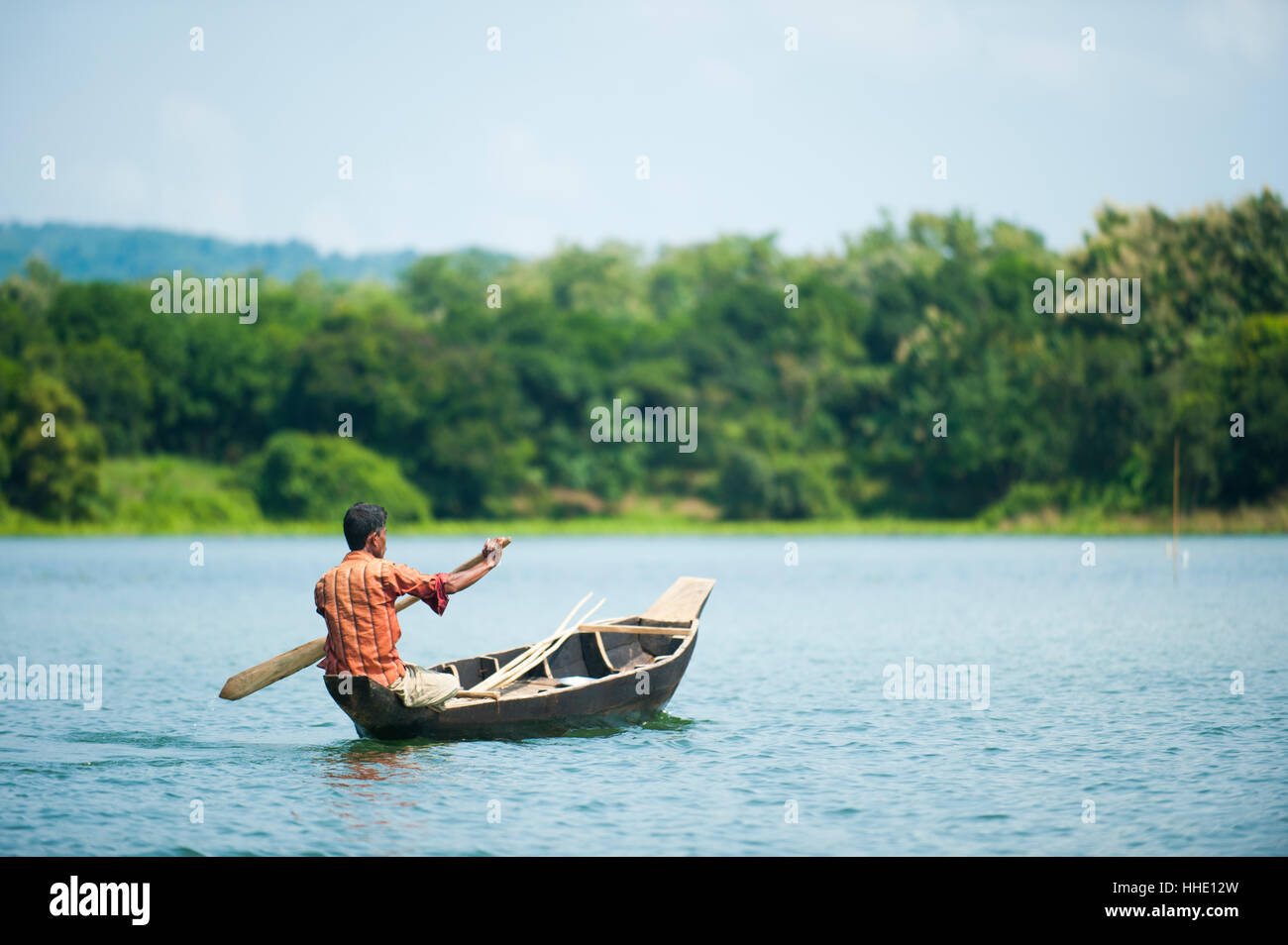 Ein Fischer auf Kaptai See in den Chittagong Hill Tracts, Bangladesch Stockfoto