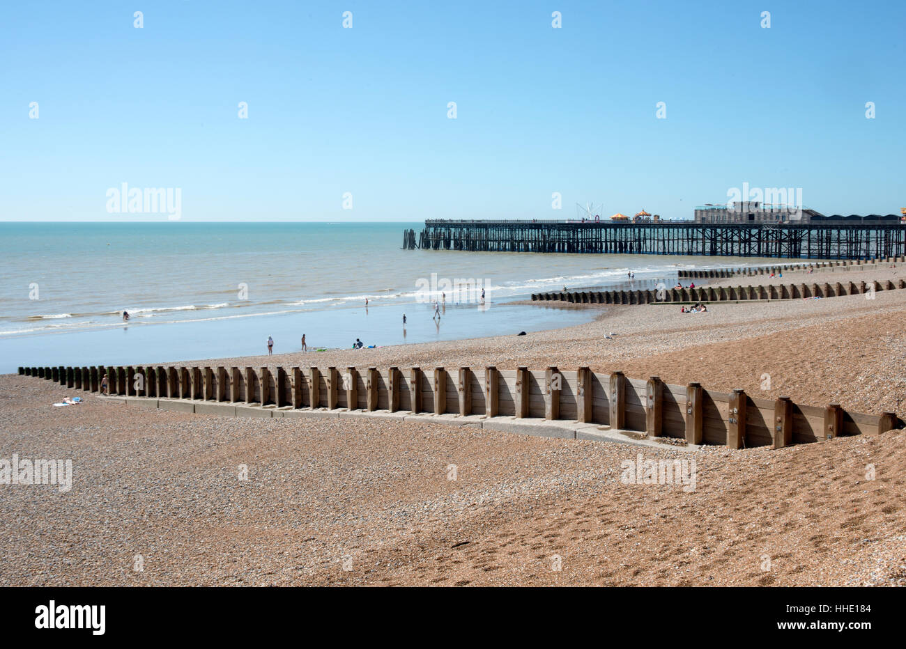 Der Strand und Pier in Hastings, East Sussex, UK Stockfoto