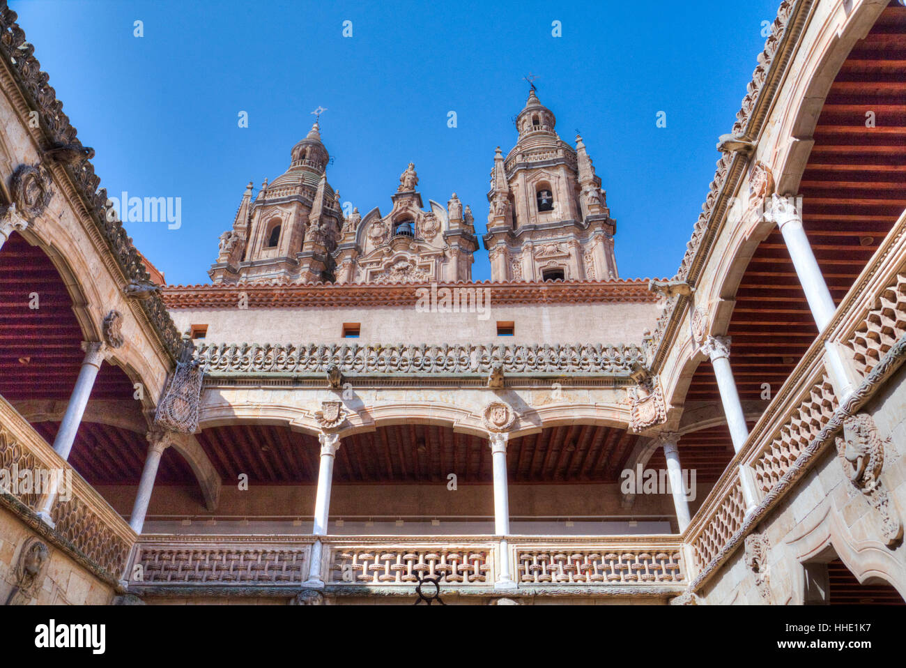 Haus der Muscheln innen- und Clerecia Kirche im Hintergrund, UNESCO, Castilla y León, Salamanca, Spanien Stockfoto