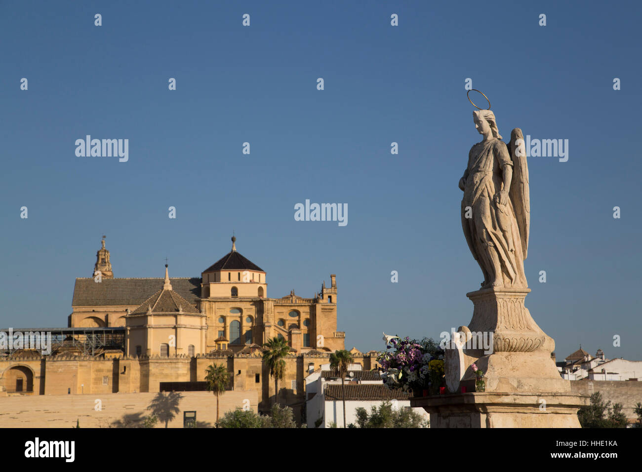 Statue von Raphael der Erzengel mit der großen Moschee und der Kathedrale von Cordoba in den Hintergrund, Córdoba, Andalusien, Spanien Stockfoto
