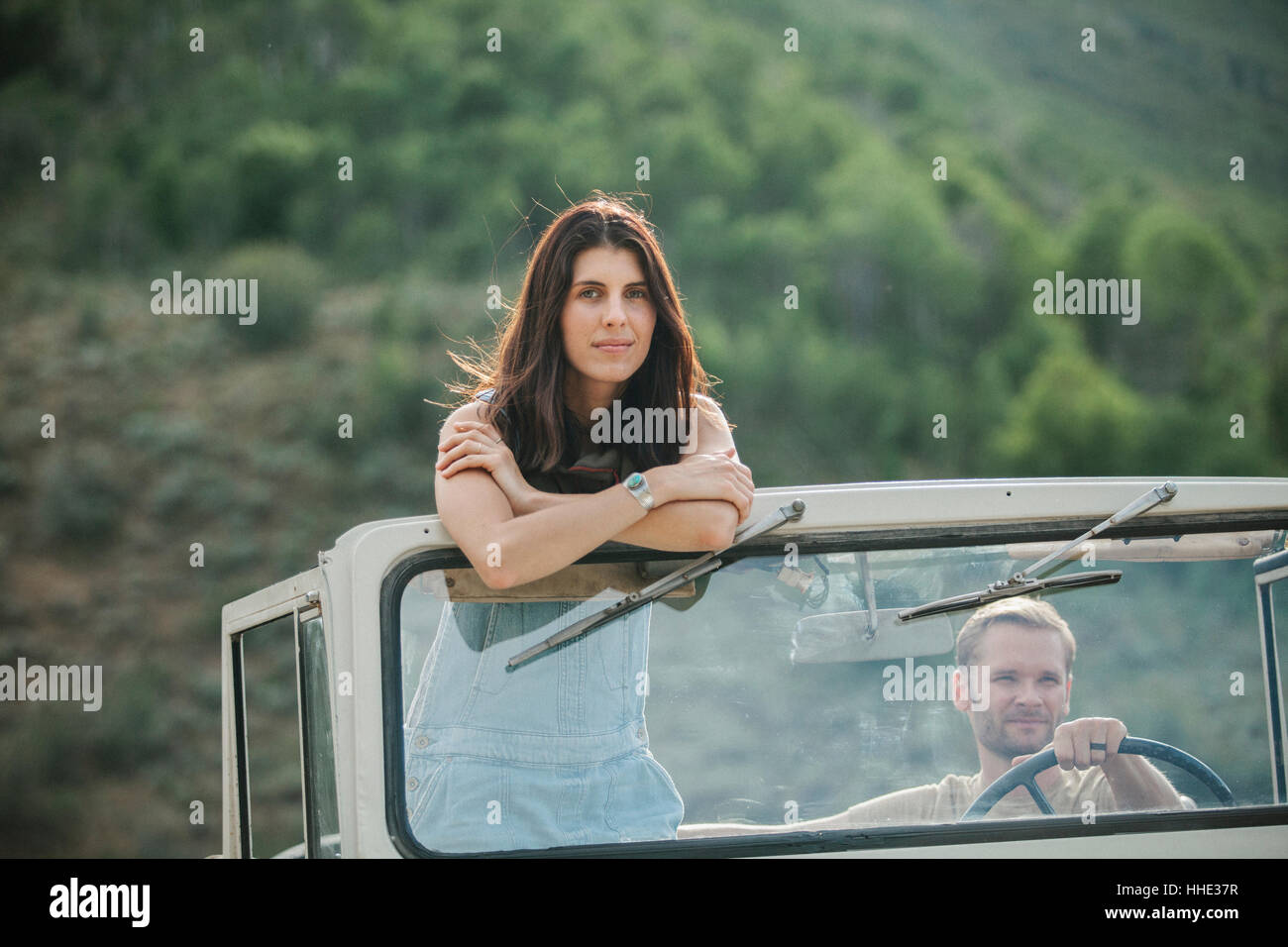 Eine Frau, stehend in einem Jeep, schaut sich um, die Landschaft. Stockfoto