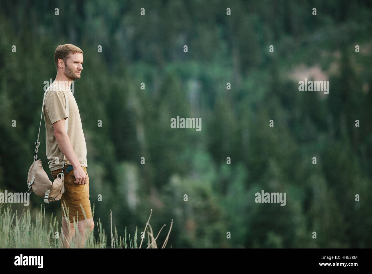 Ein Mann in den Bergen stehen um ihn herum suchen. Stockfoto